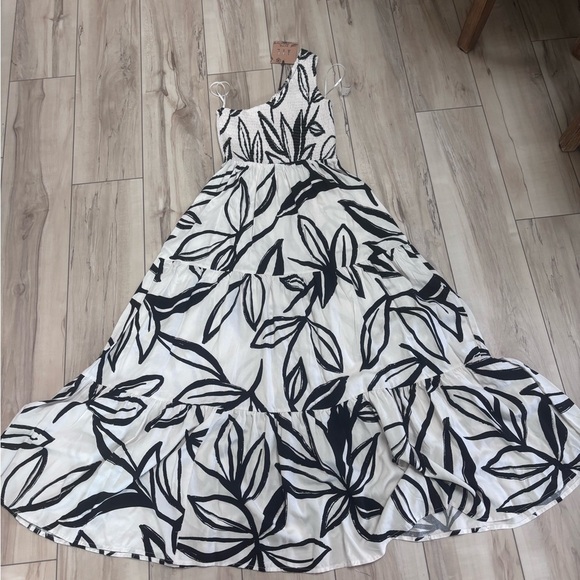 Black and White One Shoulder Maxi Sundress - Picture 2 of 4